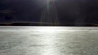 高原湖泊冬季结冰航拍4K视频的预览图